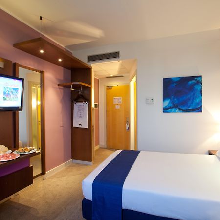 Holiday Inn Express Reggio Emilia, an IHG Hotel Esterno foto