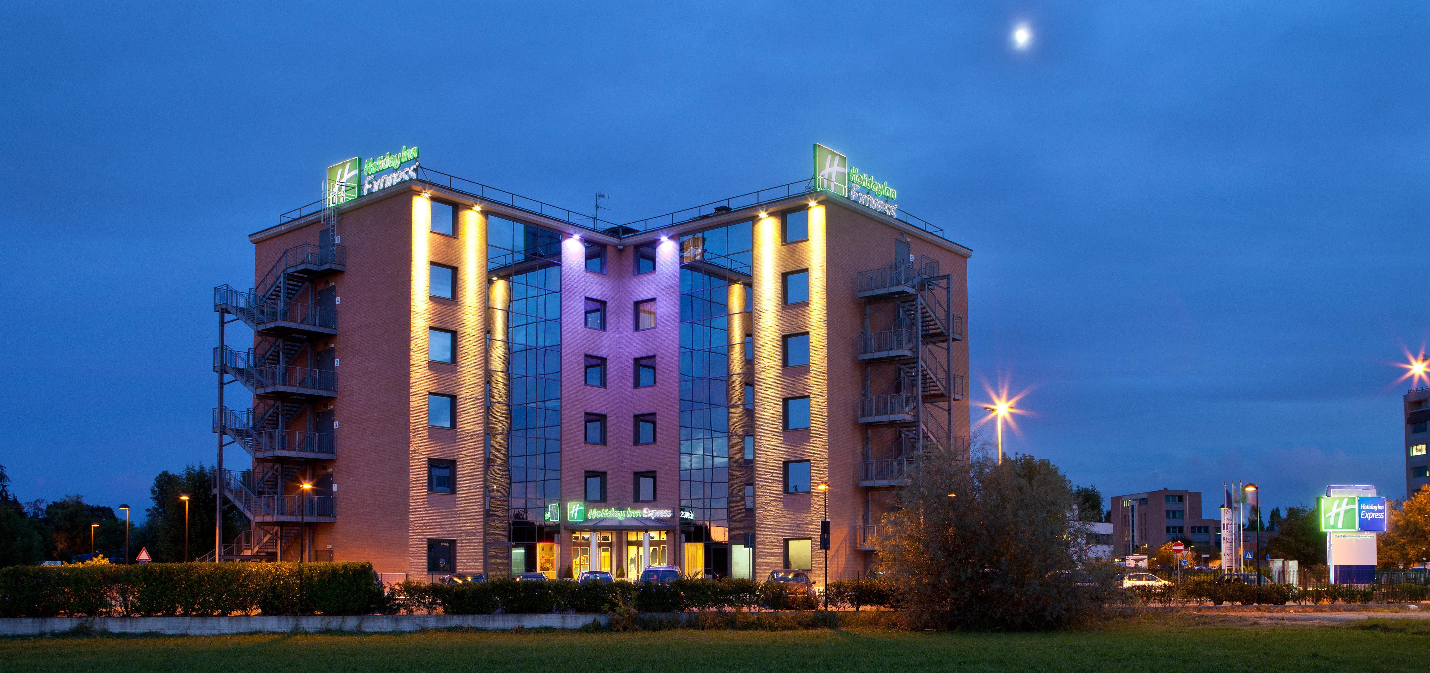 Holiday Inn Express Reggio Emilia, an IHG Hotel Esterno foto
