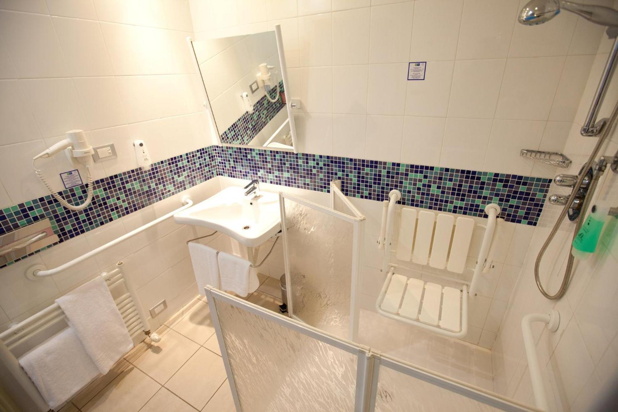 Holiday Inn Express Reggio Emilia, an IHG Hotel Esterno foto